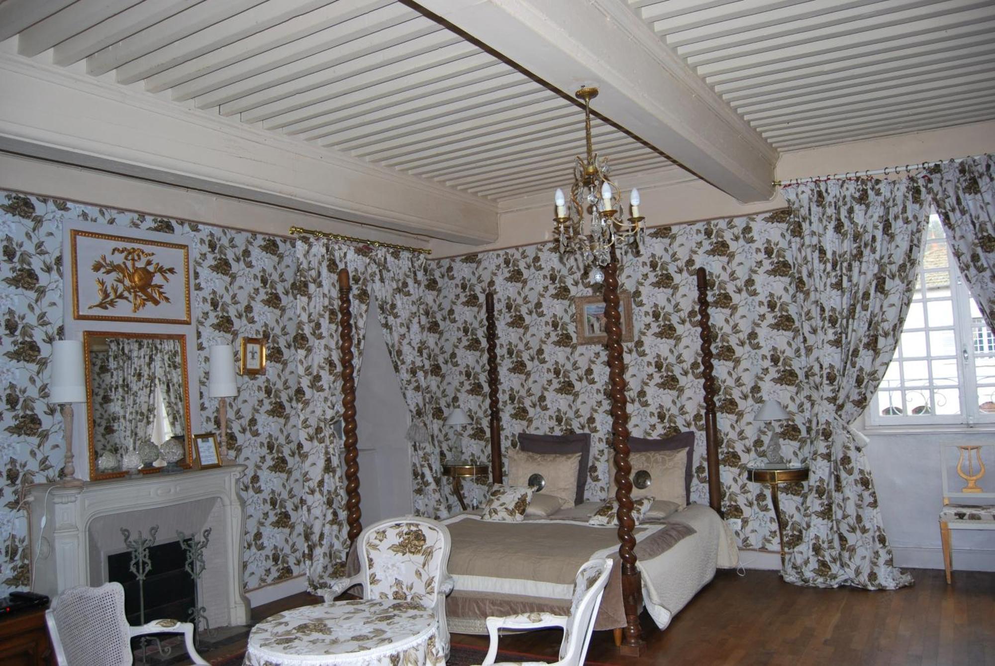 Chateau De Chantelauze Olliergues Стая снимка