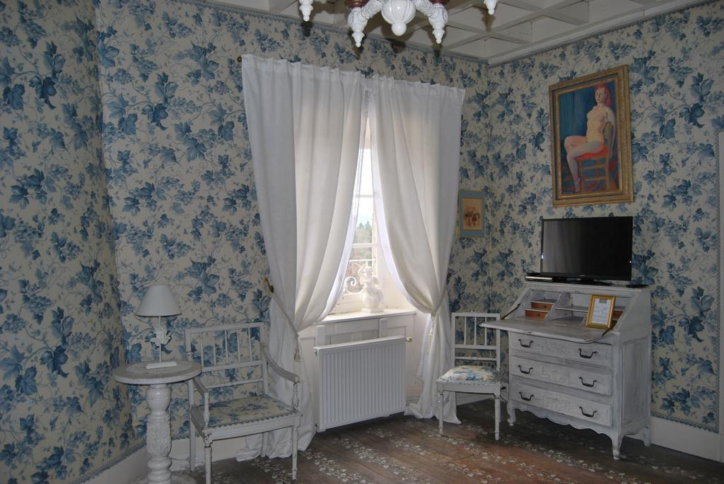 Chateau De Chantelauze Olliergues Стая снимка