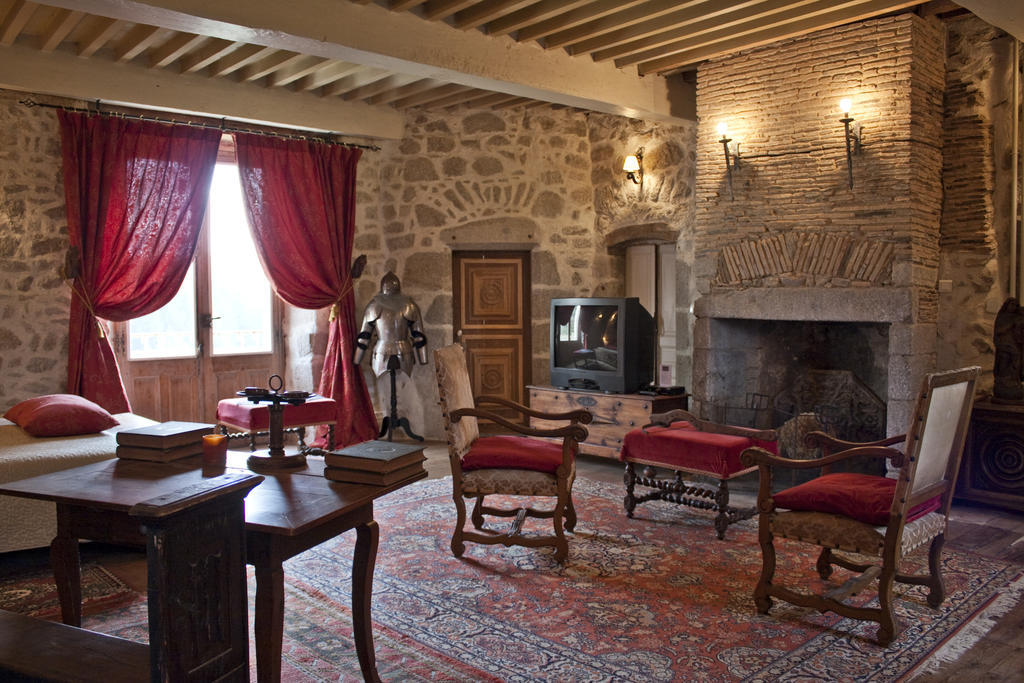 Chateau De Chantelauze Olliergues Стая снимка