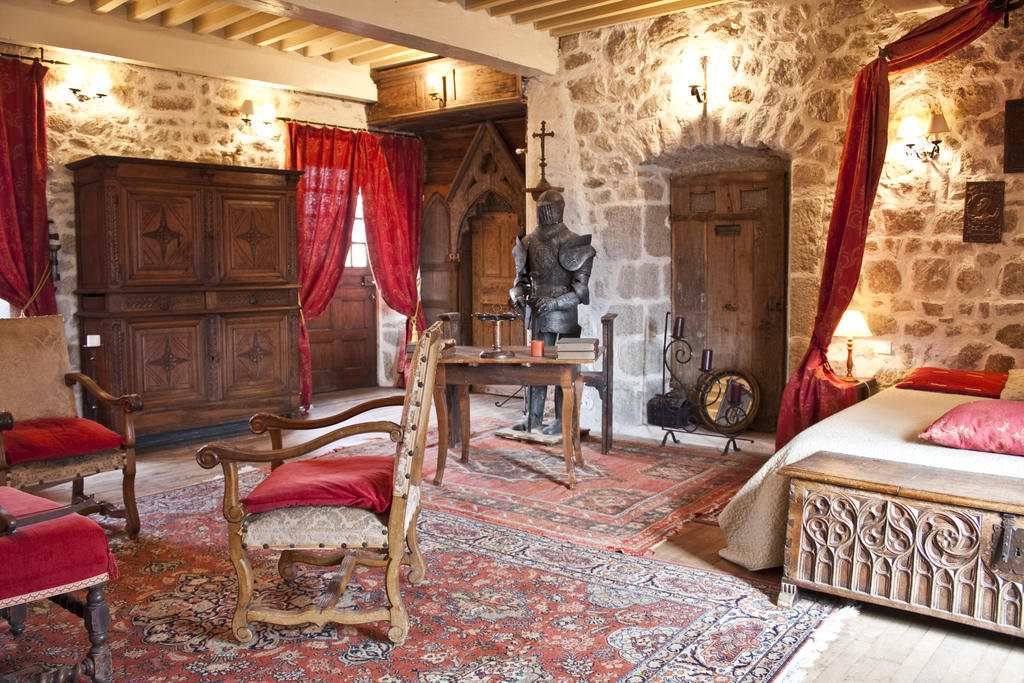 Chateau De Chantelauze Olliergues Стая снимка